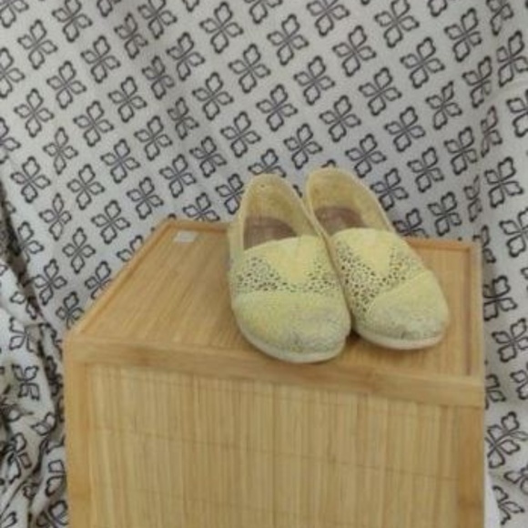 Toms Ladies Crochet Lace Slip-On Size 6 - Picture 2 of 8